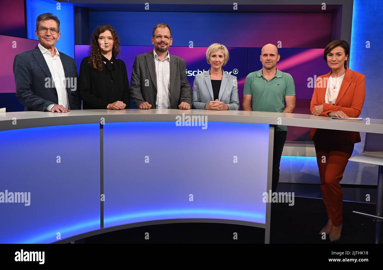 Köln, Deutschland. 30. August 2022. Rainer Hank, l-r, Anna Mayr, Hajo Seppelt, Amelie Fried, Jan Hempel und Moderatorin Sandra Maischberger als Gäste in der ARD-Talkshow 'Maischberger Credit: Horst Galuschka/dpa/Horst Galuschka dpa/Alamy Live News Stockfoto