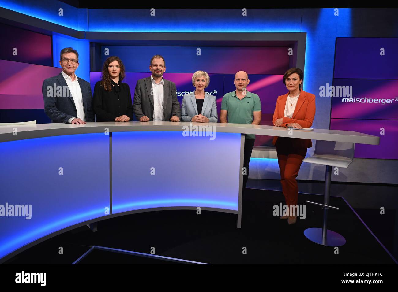 Köln, Deutschland. 30. August 2022. Rainer Hank, l-r, Anna Mayr, Hajo Seppelt, Amelie Fried, Jan Hempel und Moderatorin Sandra Maischberger als Gäste in der ARD-Talkshow 'Maischberger Credit: Horst Galuschka/dpa/Horst Galuschka dpa/Alamy Live News Stockfoto