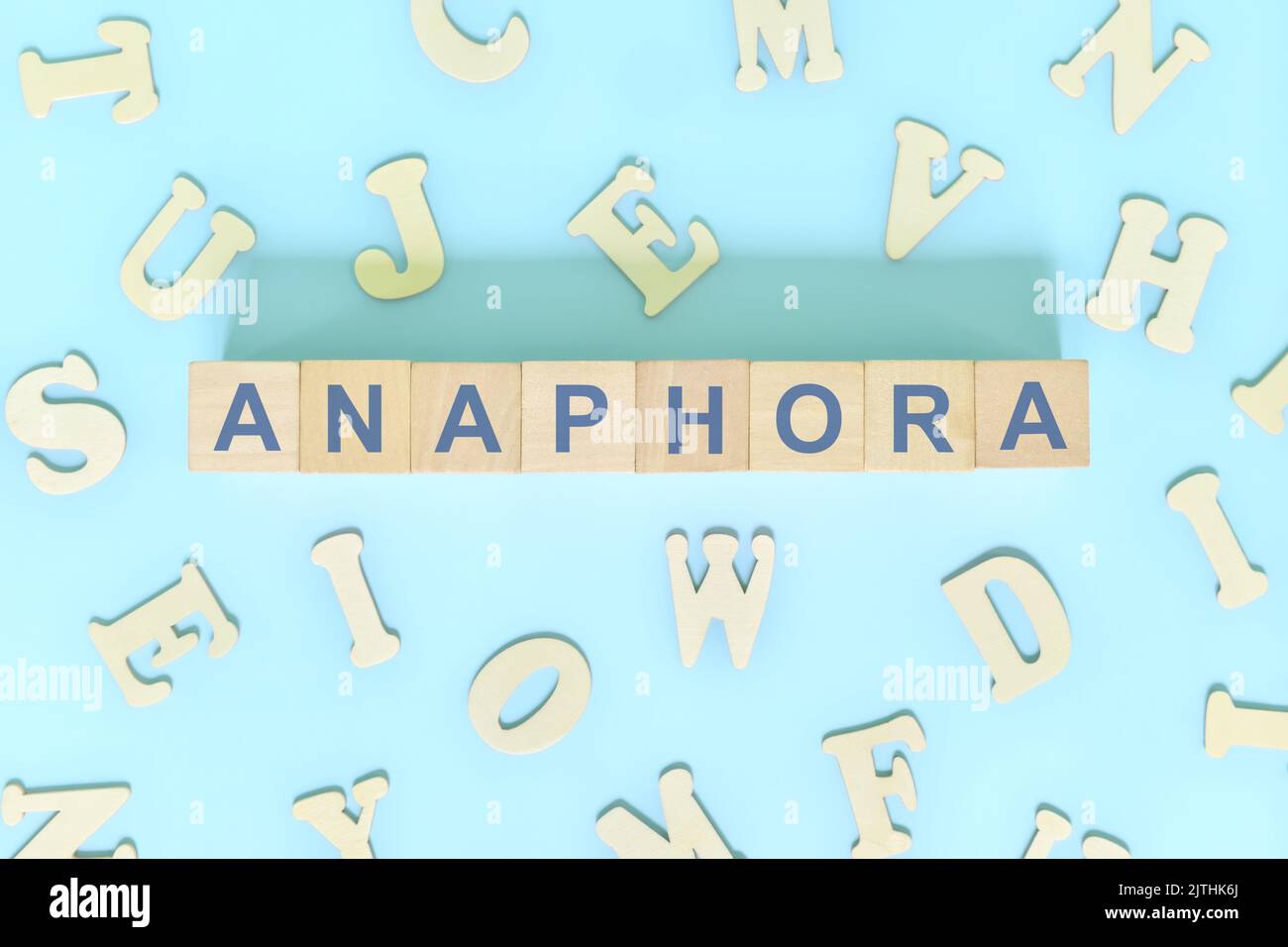 Anaphora Figur des Sprachkonzepts in der englischen Grammatikklasse. Holzblöcke Typografie flach lag in blauem Hintergrund. Stockfoto