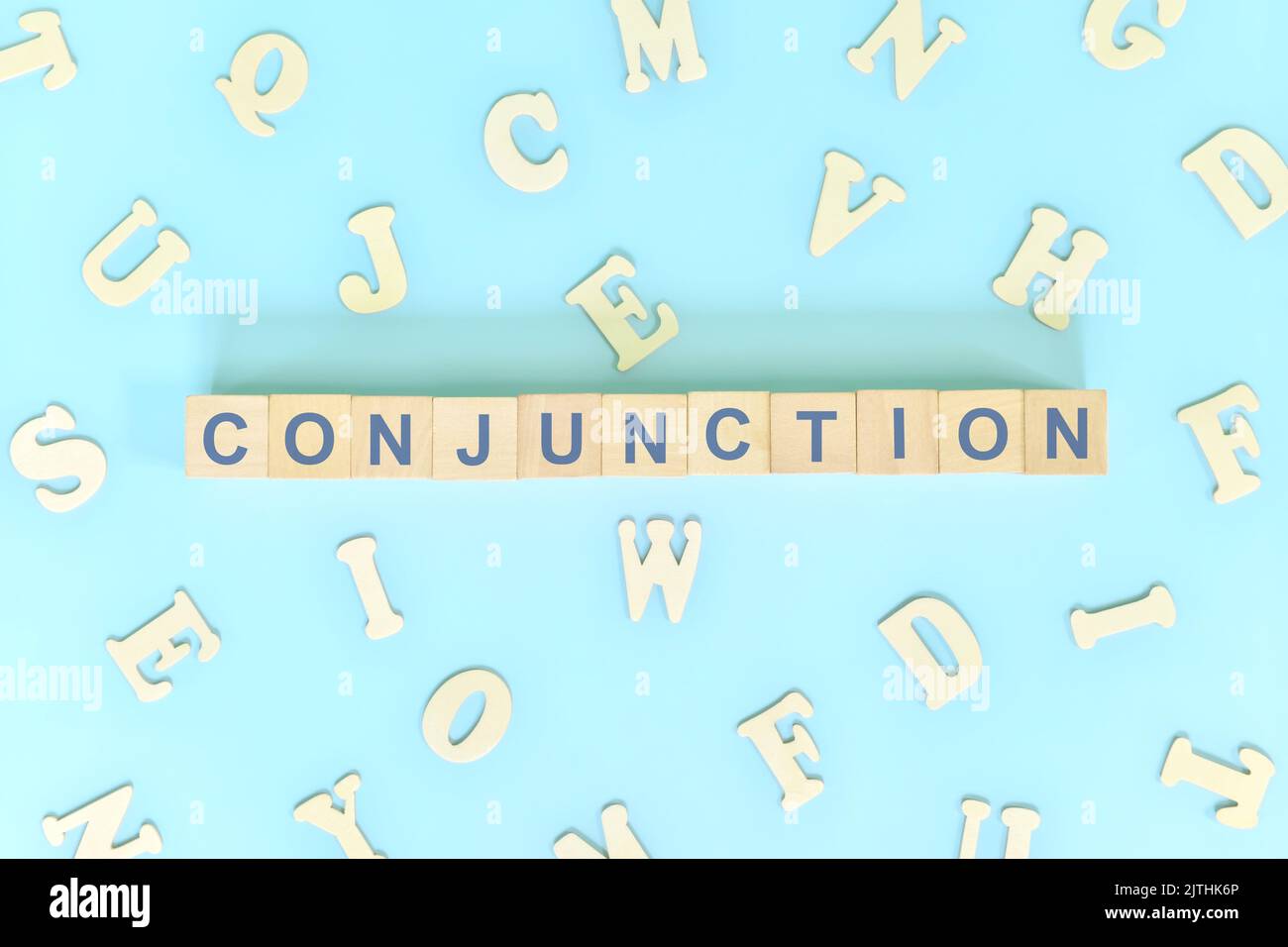 Verbindungskonzept in englischer Grammatik und Unterrichtsstunde. Holzblöcke Typografie Wort flach lag auf blauem Hintergrund. Stockfoto