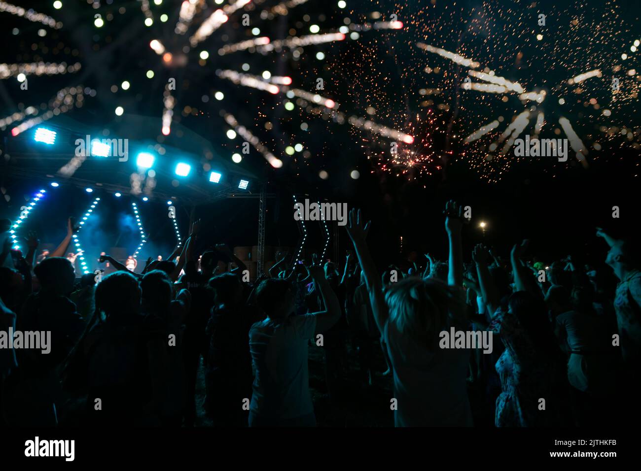 Eine Menge Leute kamen zum Feiertag, ein Feuerwerksfest, Explosionen von pyrotechnischen Ladungen, Salutsalven vor dem Hintergrund eines glücklichen Peopls Stockfoto