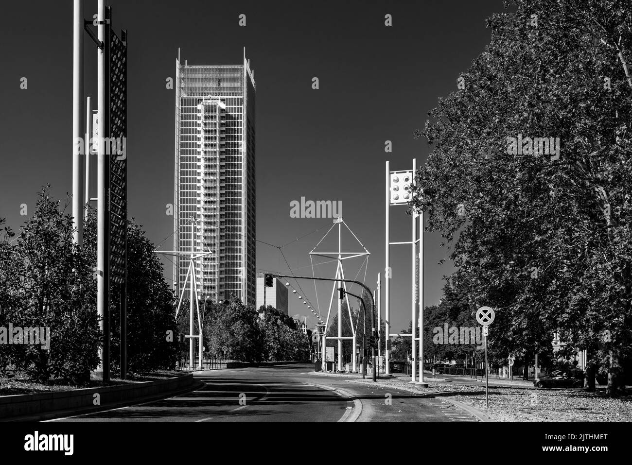 Turin, Piemont, Italien - 16. Juli 2022. Blick auf den Intesa Sanpaolo Wolkenkratzer, eines der höchsten Gebäude der Stadt. Stadtpanorama. Stockfoto