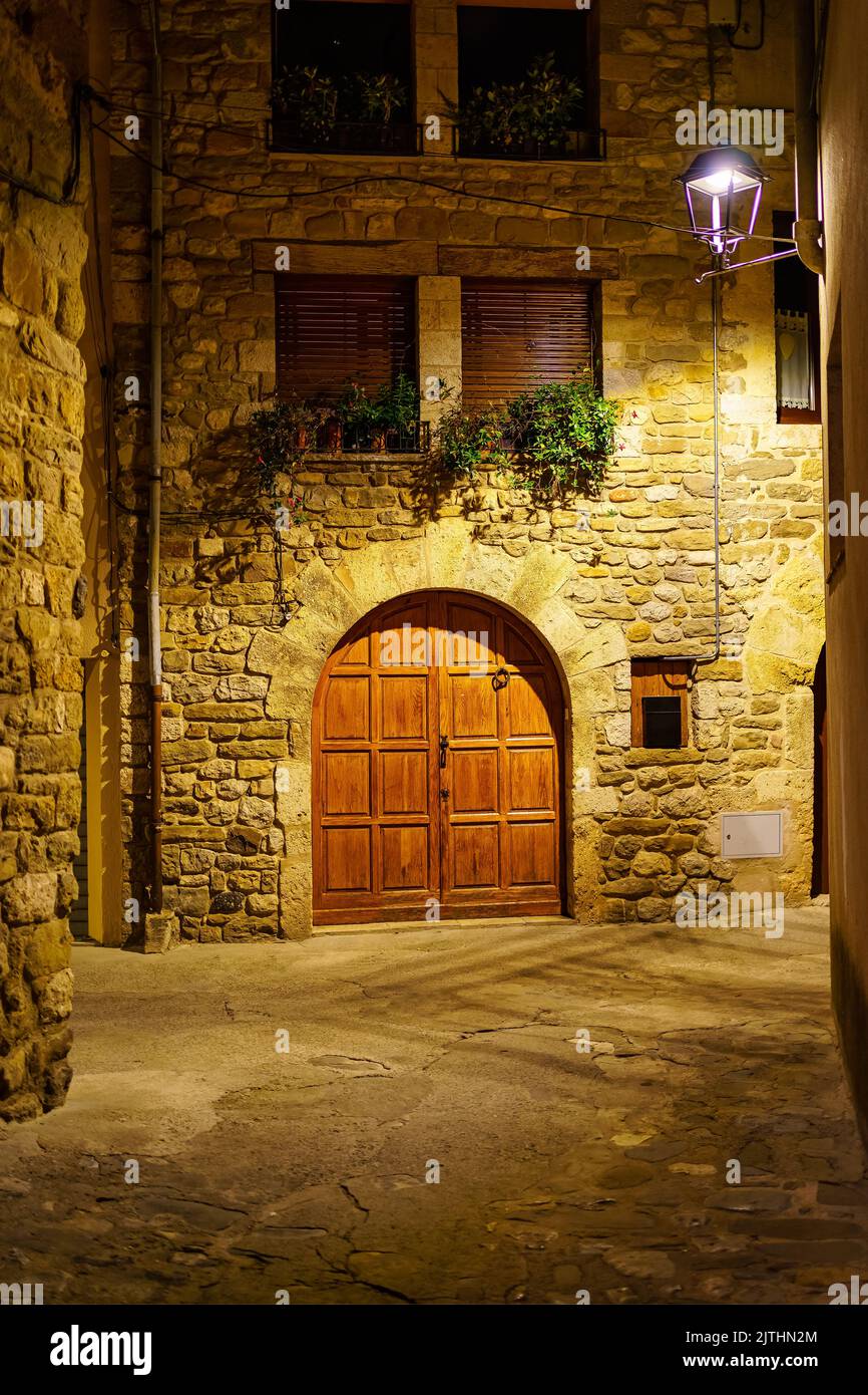 Typische mittelalterliche Hausfassade bei Nacht in der malerischen Stadt Besalu, Gerona, Spanien. Stockfoto