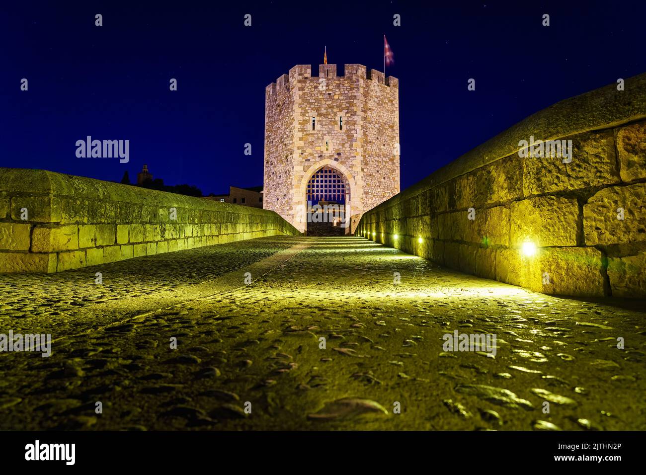 Mittelalterliche Brücke, die Zugang zur antiken Stadt Besalu bei Nacht, Girona, Katalonien gibt. Stockfoto