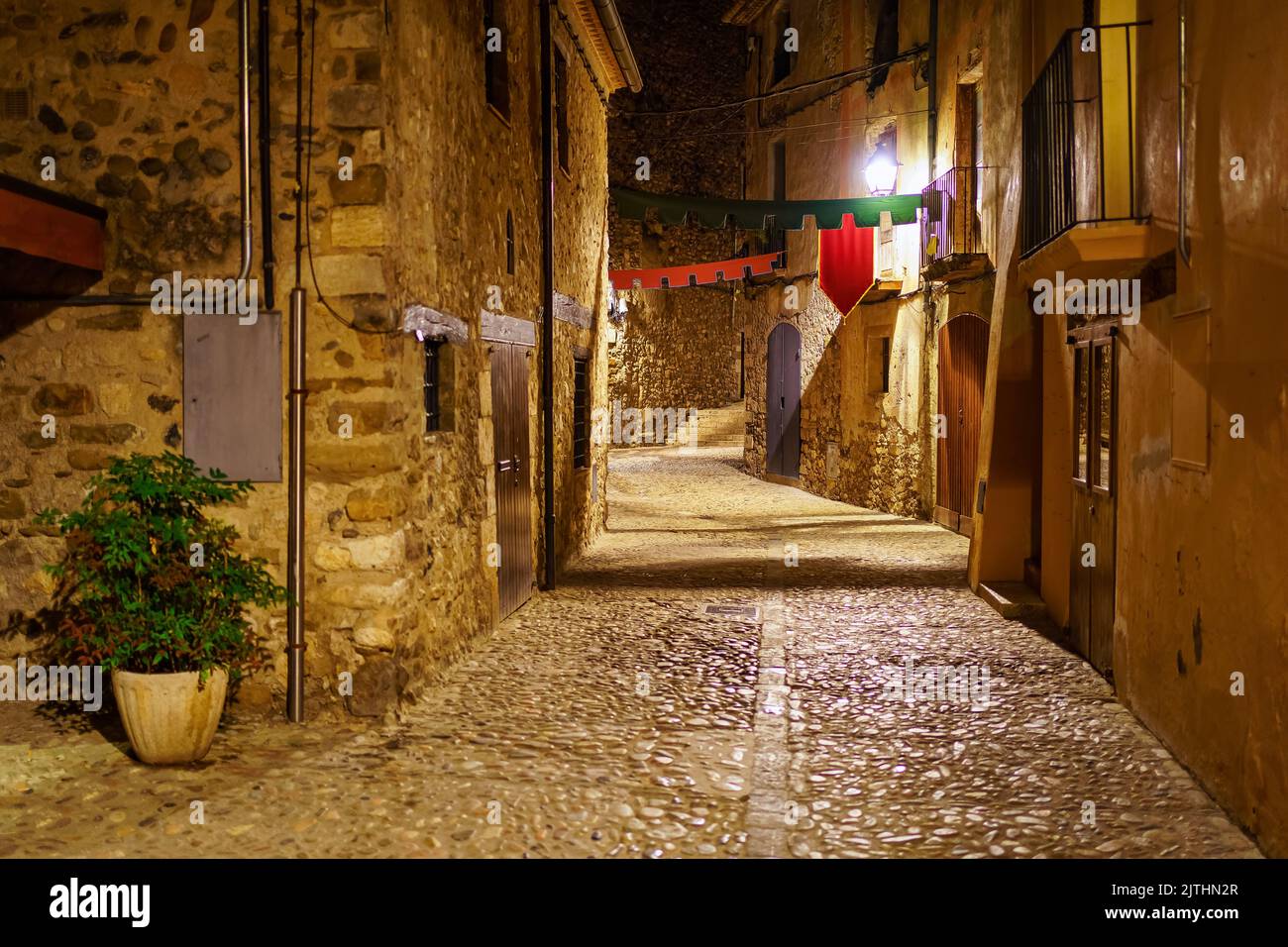 Gasse mit alten Steinhäusern in der Nacht im mittelalterlichen Dorf Besalu, Girona, Spanien. Stockfoto
