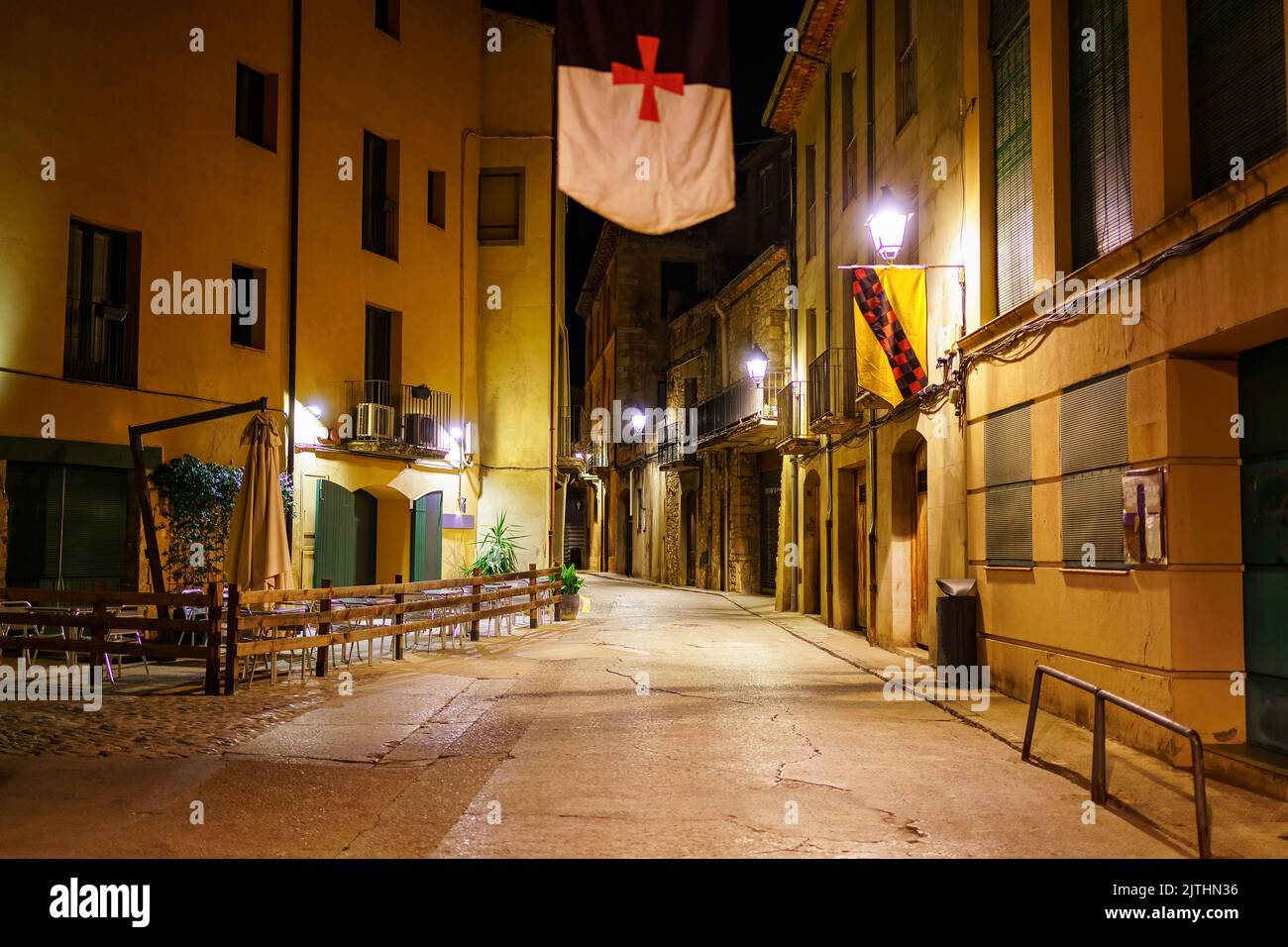 Gasse mit alten Steinhäusern in der Nacht im mittelalterlichen Dorf Besalu, Girona, Spanien. Stockfoto