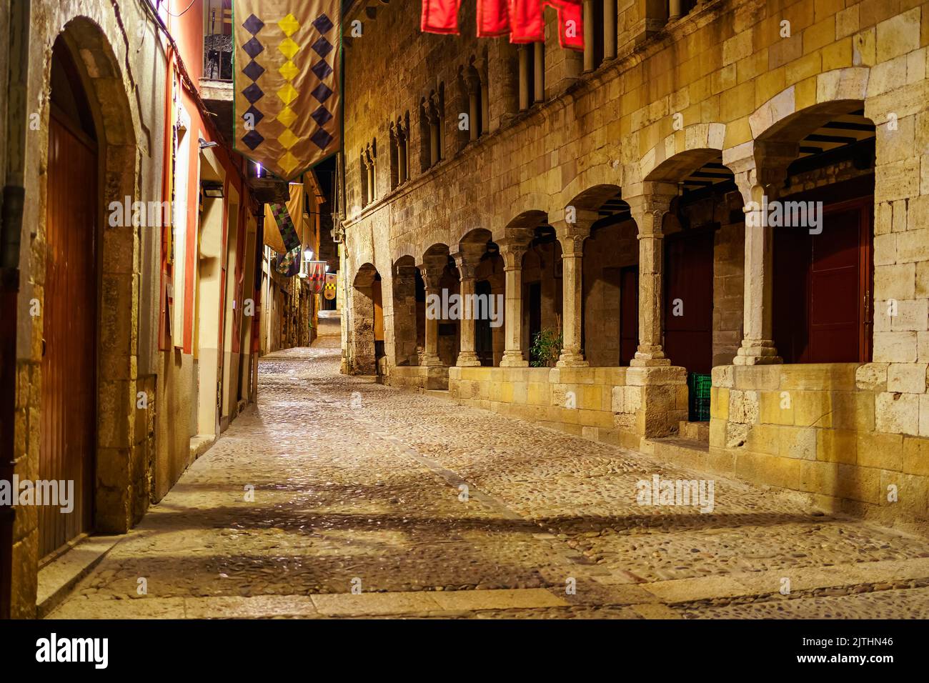 Alte Gebäude mit Bögen und Steinsäulen in der malerischen Stadt Besalu, Girona, Spanien. Stockfoto