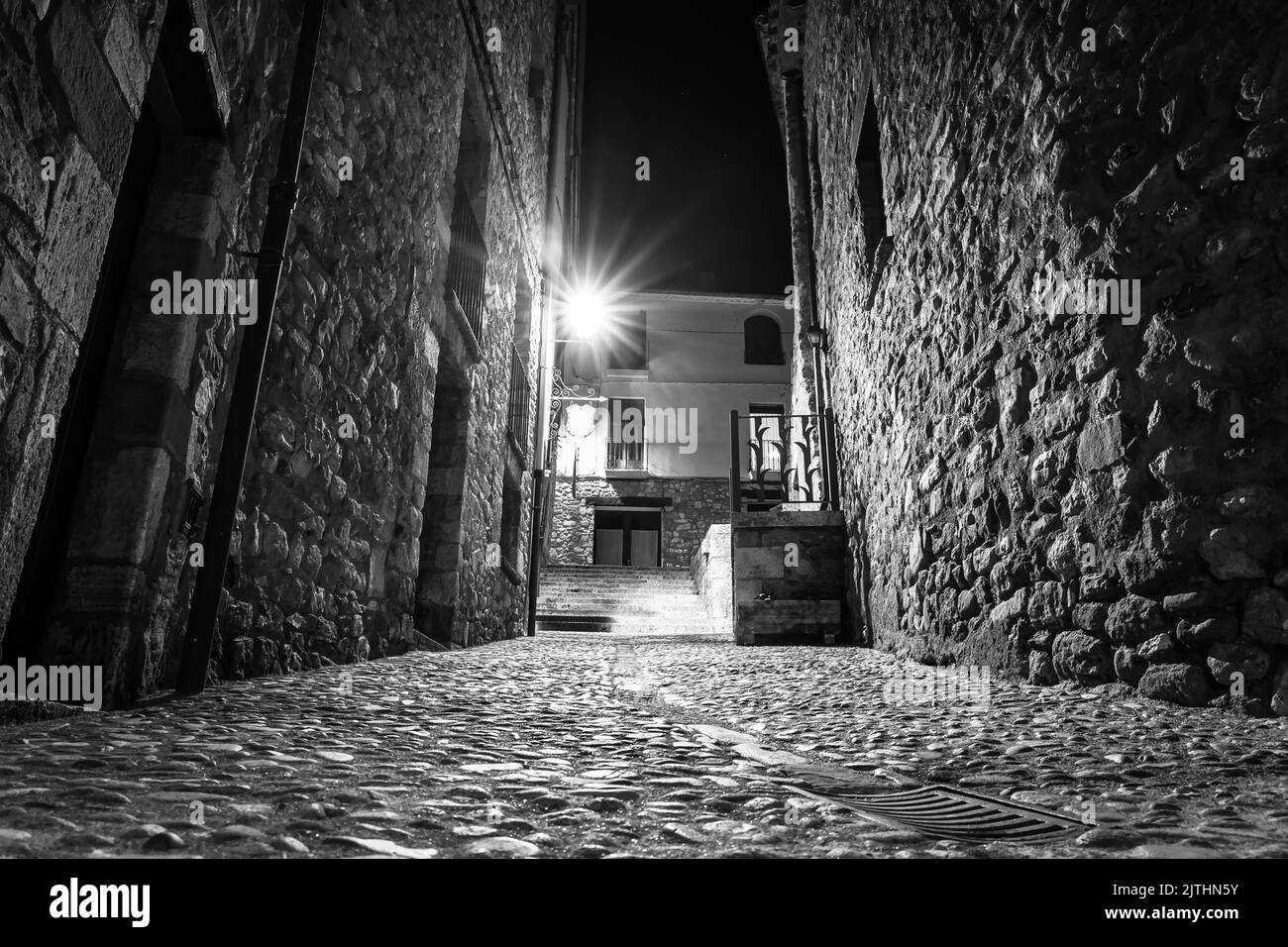 Malerische Stadt mit Steinhäusern bei Nacht in der mittelalterlichen Stadt Besalu, Girona, Spanien. Stockfoto
