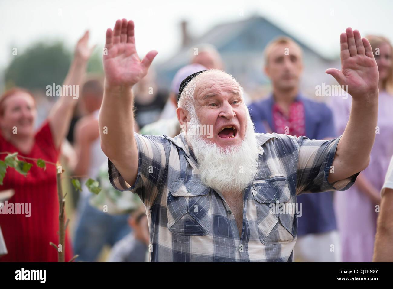 31. Juli 2021. Weißrussland. Das Dorf Autyuki.ein älterer Mann in einer Schädelkappe protestiert. Stockfoto