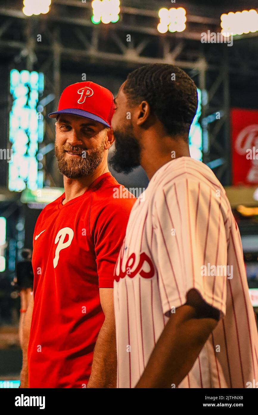 Philadelphia Phillies ernannte Hitter Bryce Harper (3) spricht vor einem MLB-Baseballspiel zwischen den Philade mit Mikal Bridges, dem Stürmer der Phoenix Suns Stockfoto