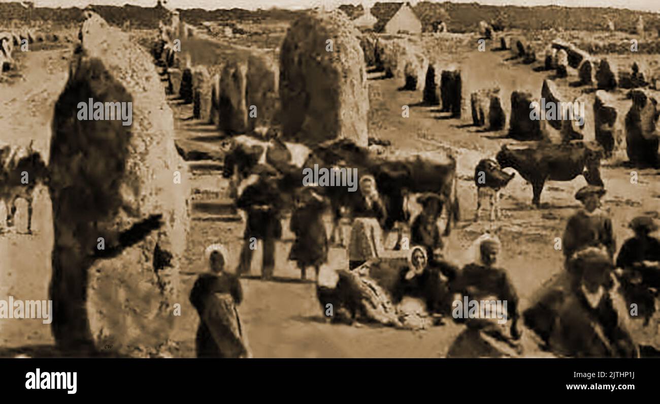1916 - Ein Schnappschuß-Foto, das Bauern zeigt, die ihre Rinder um die über 10.000 neolithischen stehenden Steine in Carnac, Frankreich, grasen. ----- Une photographie instantanée montrant des paysans faisant paître leur bétail autour des menhirs à Carnac, en France. Stockfoto