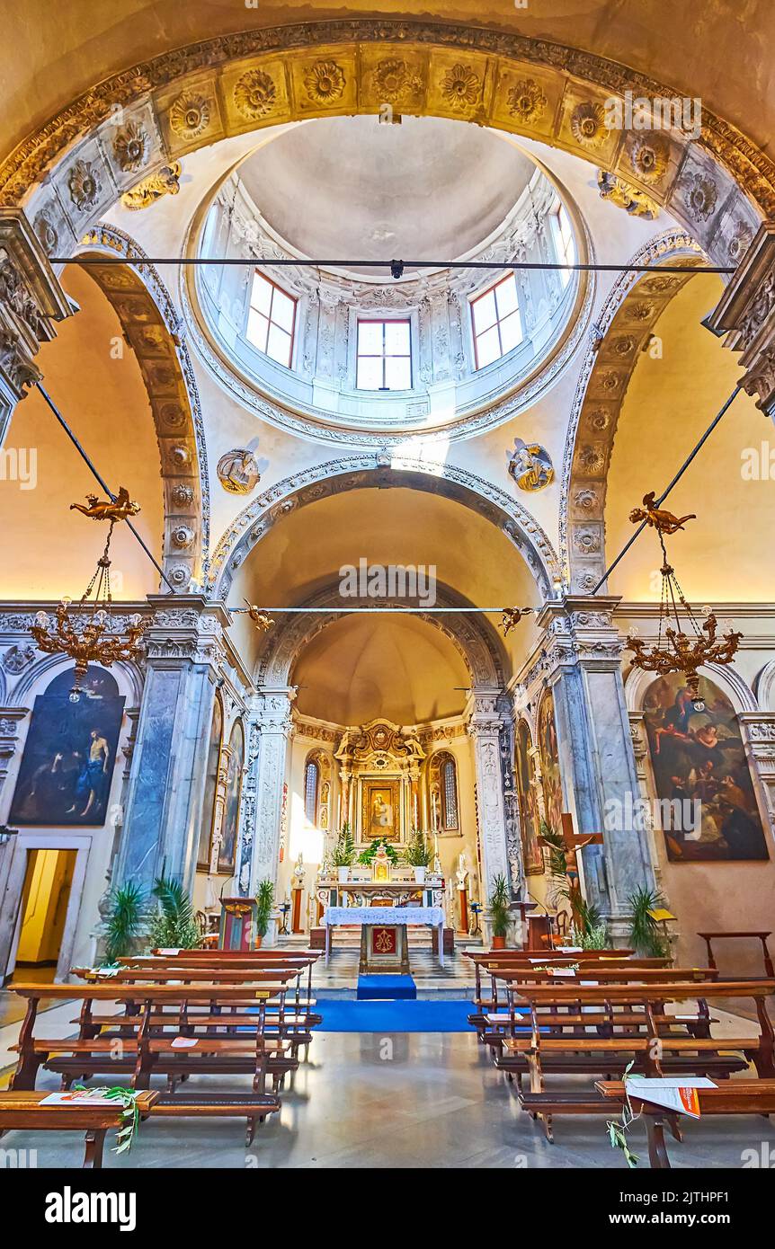 BRESCIA, ITALIEN - 10. APRIL 2022: Historischer Innenraum der Kirche Santa Maria dei Miracoli mit geschnitzten und bemalten Verzierungen des Altars und des Gebetsraums Stockfoto