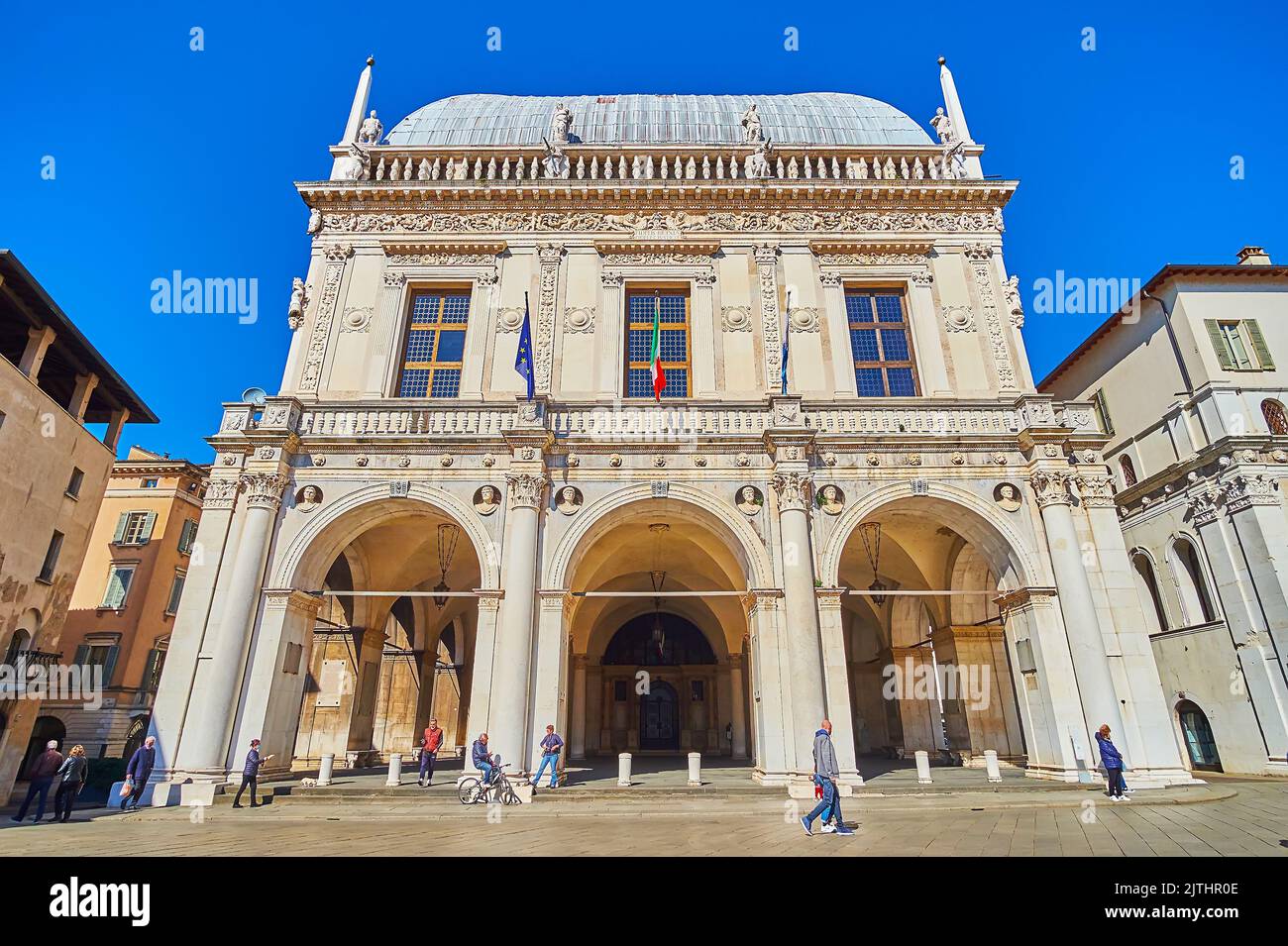 BRESCIA, ITALIEN - 10. APRIL 2022: Verzierte Fassade des mittelalterlichen Palazzo della Loggia von der Piazza della Loggia aus, am 10. April in Brescia Stockfoto