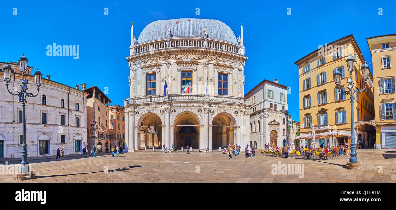 BRESCIA, ITALIEN - 10. APRIL 2022: Panorama des mittelalterlichen Platzes Piazza della Loggia mit Palazzo della Loggia, historische Stadthäuser, Freiluft-Ca Stockfoto