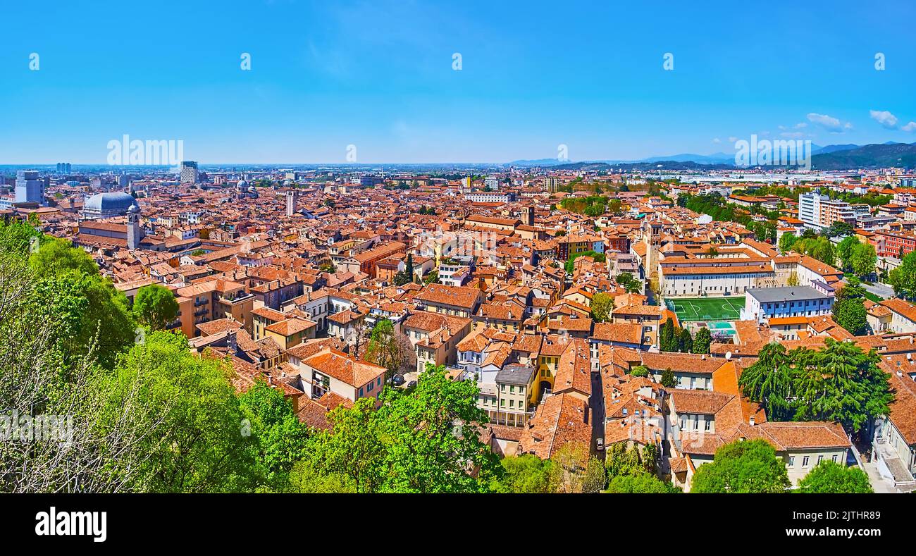 Die Panorama-Skyline des alten Brescia mit roten Ziegeldächern, Kuppeln, Türmen vom Cidneo-Hügel, Lombardei, Italien Stockfoto