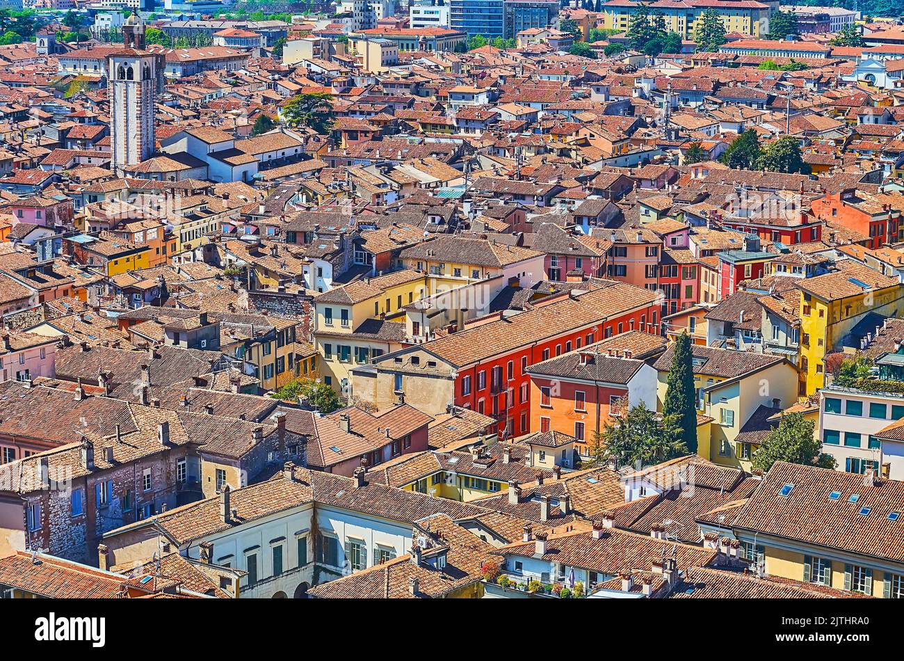 Tausende von Brescia Ziegeldächern vom Gipfel des Cidneo Hill, Italien Stockfoto