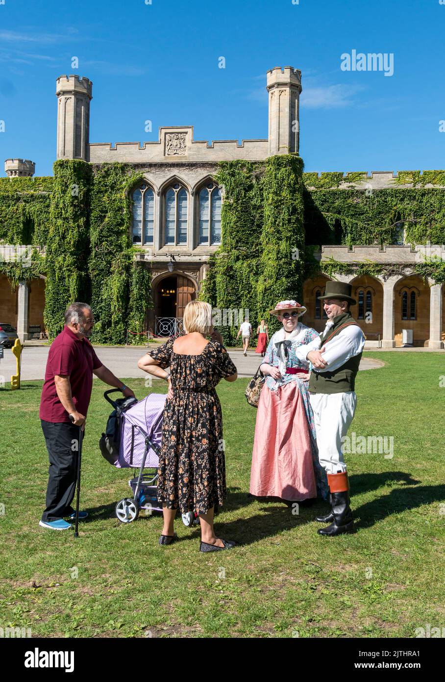 Paar in viktorianischer Kleidung für das Lincoln Steampunk Festival im Gespräch mit Besuchern, Castle Grounds Lincoln 2022 Stockfoto