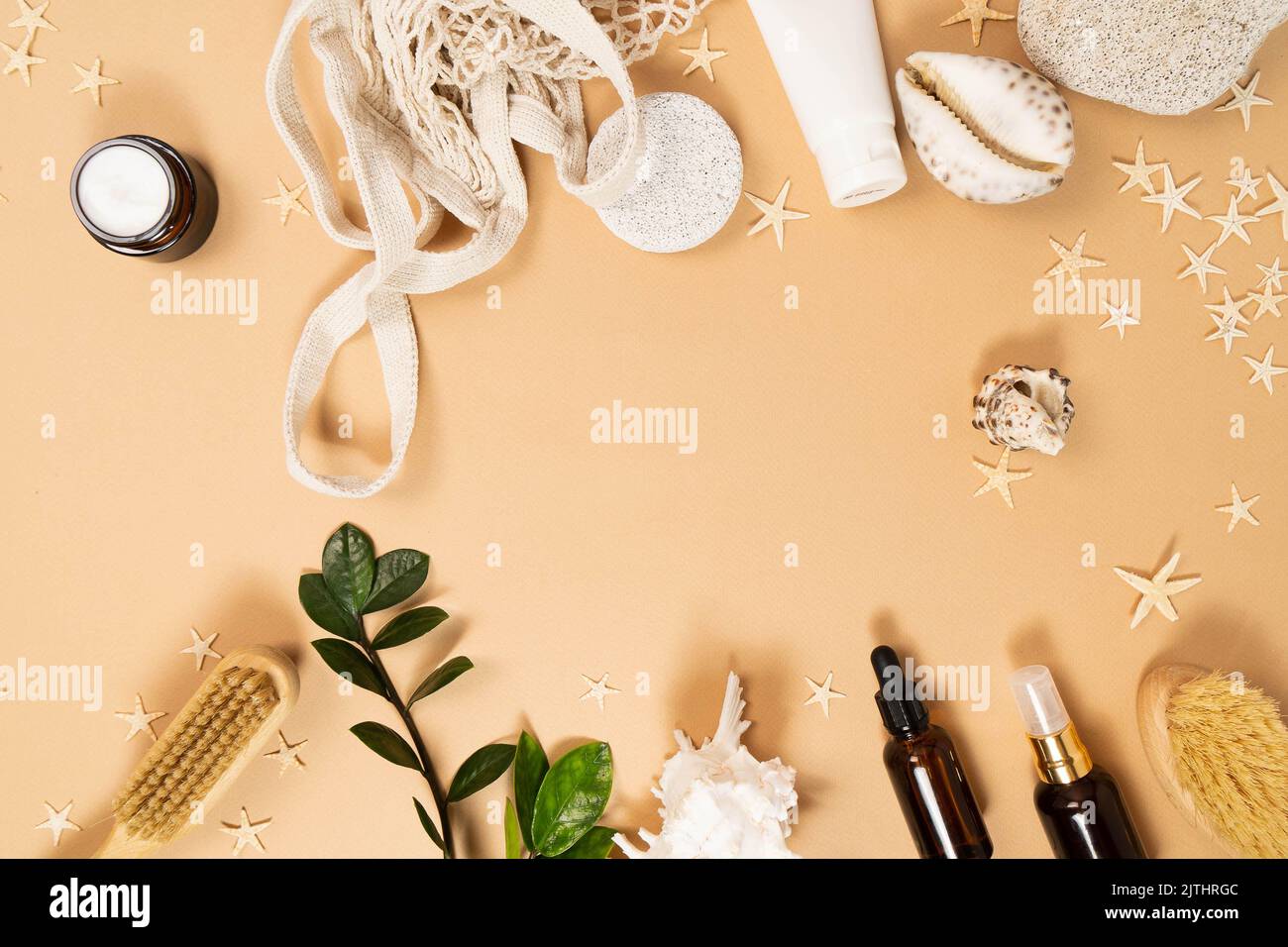 Weiches Licht Badezimmer Dekor für Werbung, Design, Abdeckung, Satz von kosmetischen Flaschen, Bad-Accessoires, Netztasche, Bürste .Eco Bad Mock up, Kopierer Platz. Stockfoto