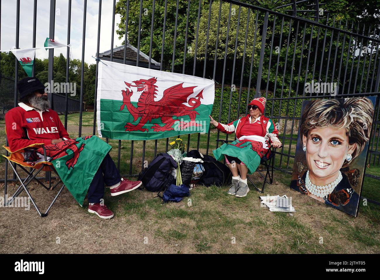 Königliche Fans vor dem Kensington Palace, London, dem ehemaligen Wohnsitz von Diana, Prinzessin von Wales, zum 25.. Todestag. Bilddatum: Mittwoch, 31. August 2022. Stockfoto