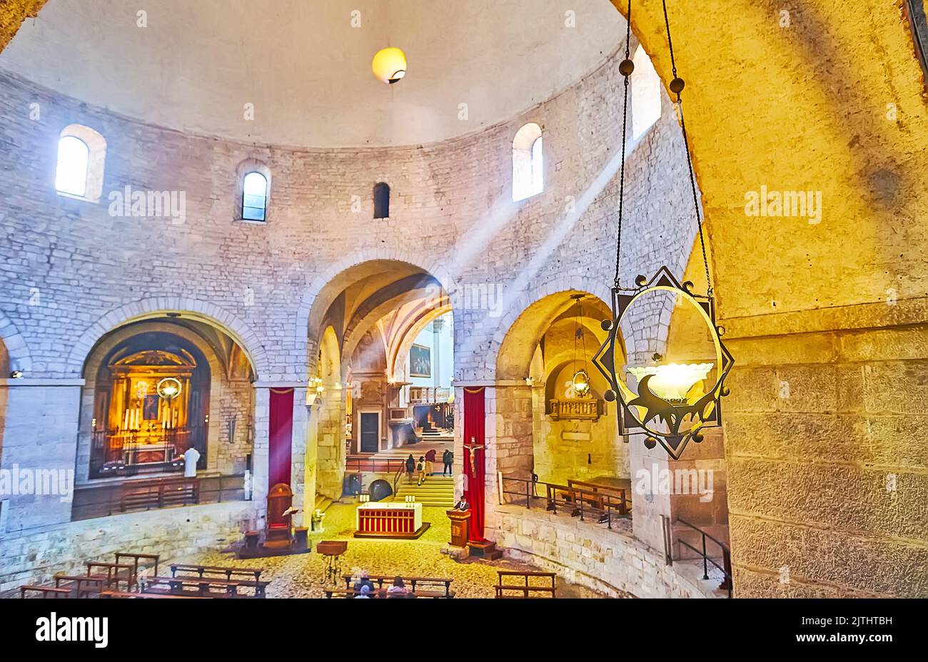 BRESCIA, ITALIEN - 10. APRIL 2022: Die Winter-Co-Kathedrale von Santa Maria Assunta (Duomo Vecchio, La Rotonda) mit einem dekorativen Kronleuchter aus dem Jahr 1945 Stockfoto