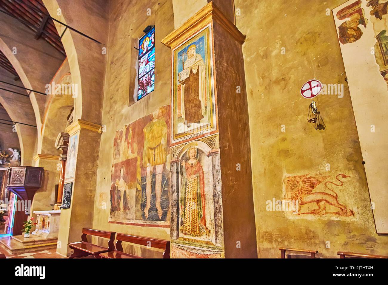 SIRMIONE, ITALIEN - 10. APRIL 2022: Die mittelalterlichen Fresken an der Wand der Pfarrkirche Santa Maria della Neve, am 10. April in Sirmione Stockfoto