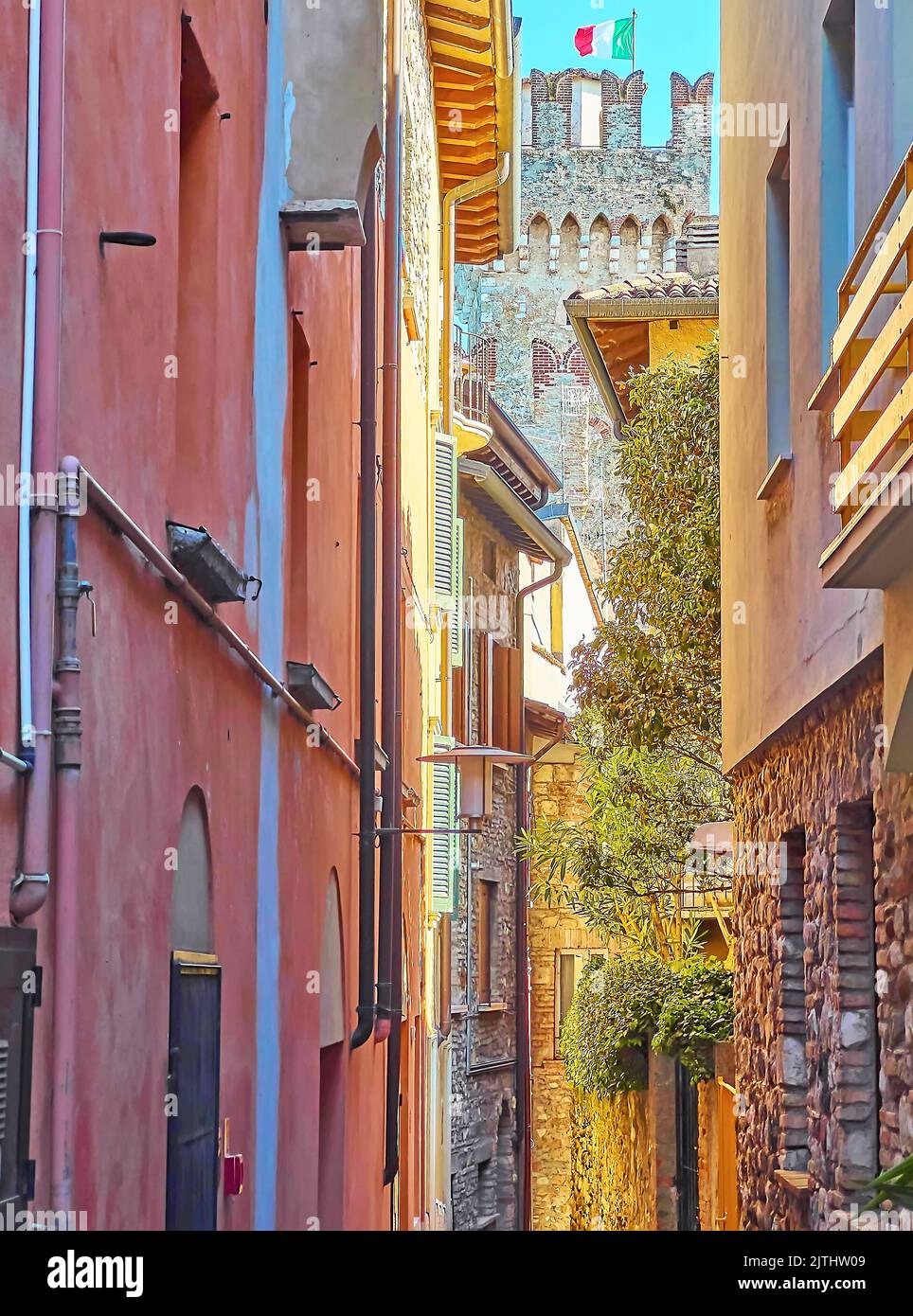 Die schmale Via Dante Straße mit historischen Häusern und hohen Turm der Burg Scaligero, Sirmione, Italien Stockfoto