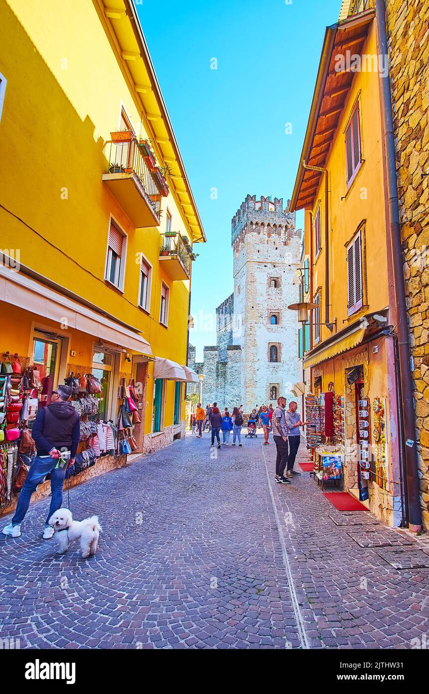 Die Einkaufsstraße von Vittorio Emanuele mit Blick auf Castello Scaligero, Sirmione, Italien Stockfoto