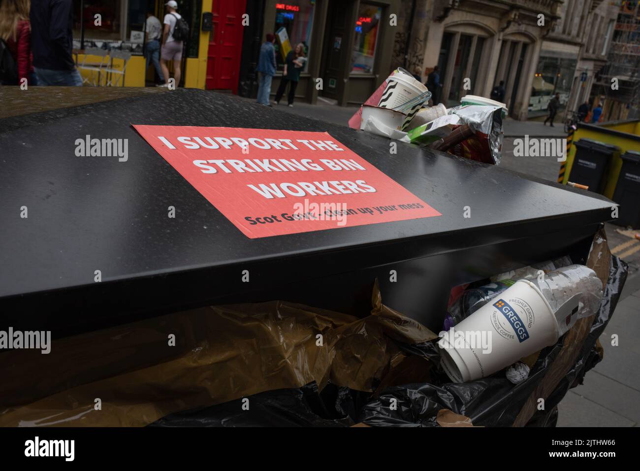 Überlaufende Behälter während des Männerstreiks in Edinburgh, Schottland, 30. August 2022. Stockfoto