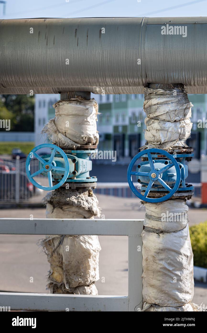 Großes Metallventil an der Wasserzuleitung Stockfoto