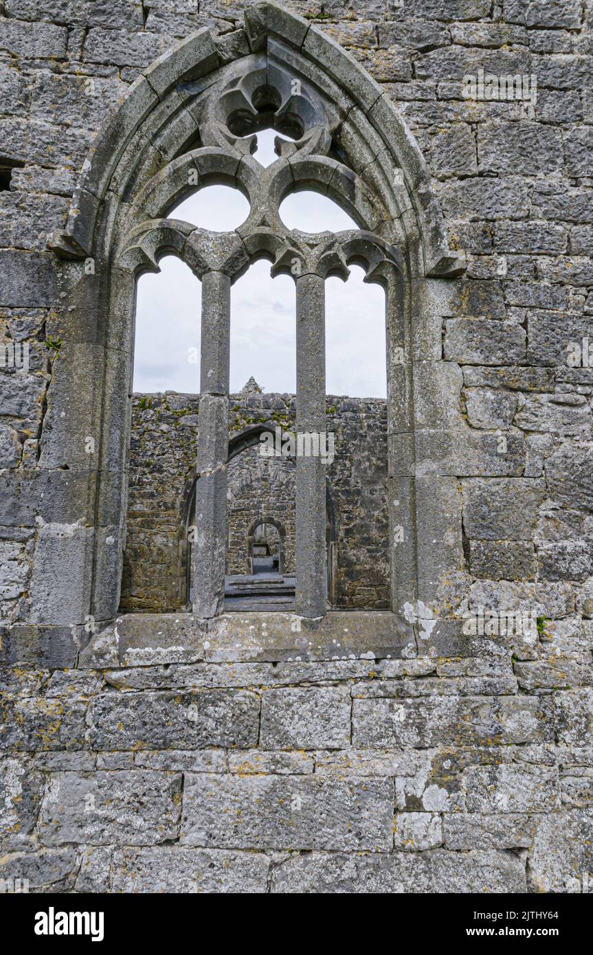 Steinerne Fenster an den Ruinen der Kilmadough Irish Church, Irland. Stockfoto