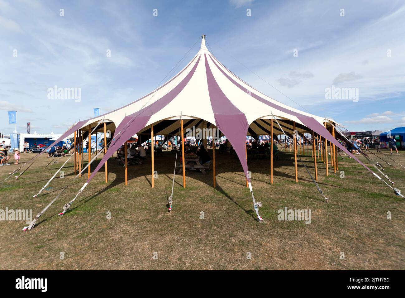 Zelt für Gäste zum Picknick im Village Green Area des Silverstone Classic 2022 Stockfoto