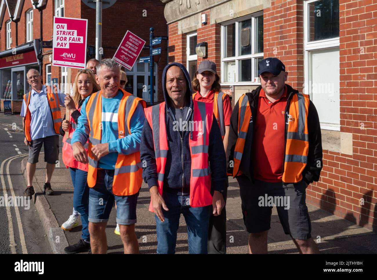 Billingshurst, West Sussex, Großbritannien, 31. August 2022. Streikende Postarbeiter, die Mitglieder der Communication Workers Union (CWU) sind, stehen auf einer Streikposten vor dem Billingshurst Sortierbüro. Die CWU sagt, dass 40.000 ihrer Mitglieder angesichts der steigenden Inflation und einer Lebenshaltungskrise im Streik sind, um bessere Löhne zu erhalten. Stockfoto