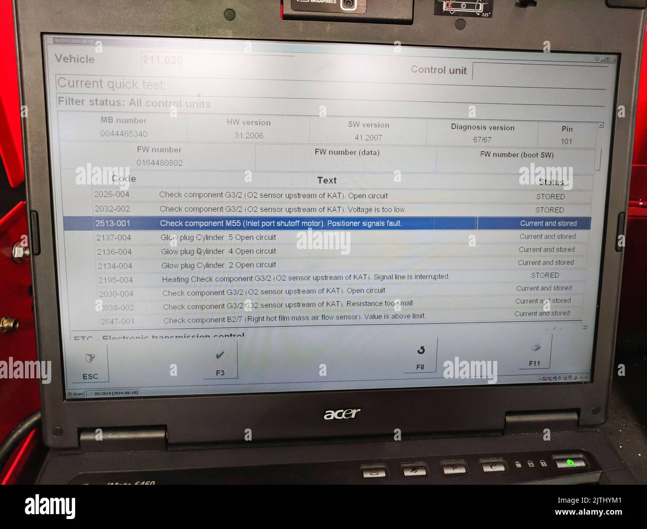 Screenshot eines Laptops zum Lesen von Diagnose- und Fehlercodes über eine CANBUS-Schnittstelle mit einer Reihe von Fehlern. Stockfoto