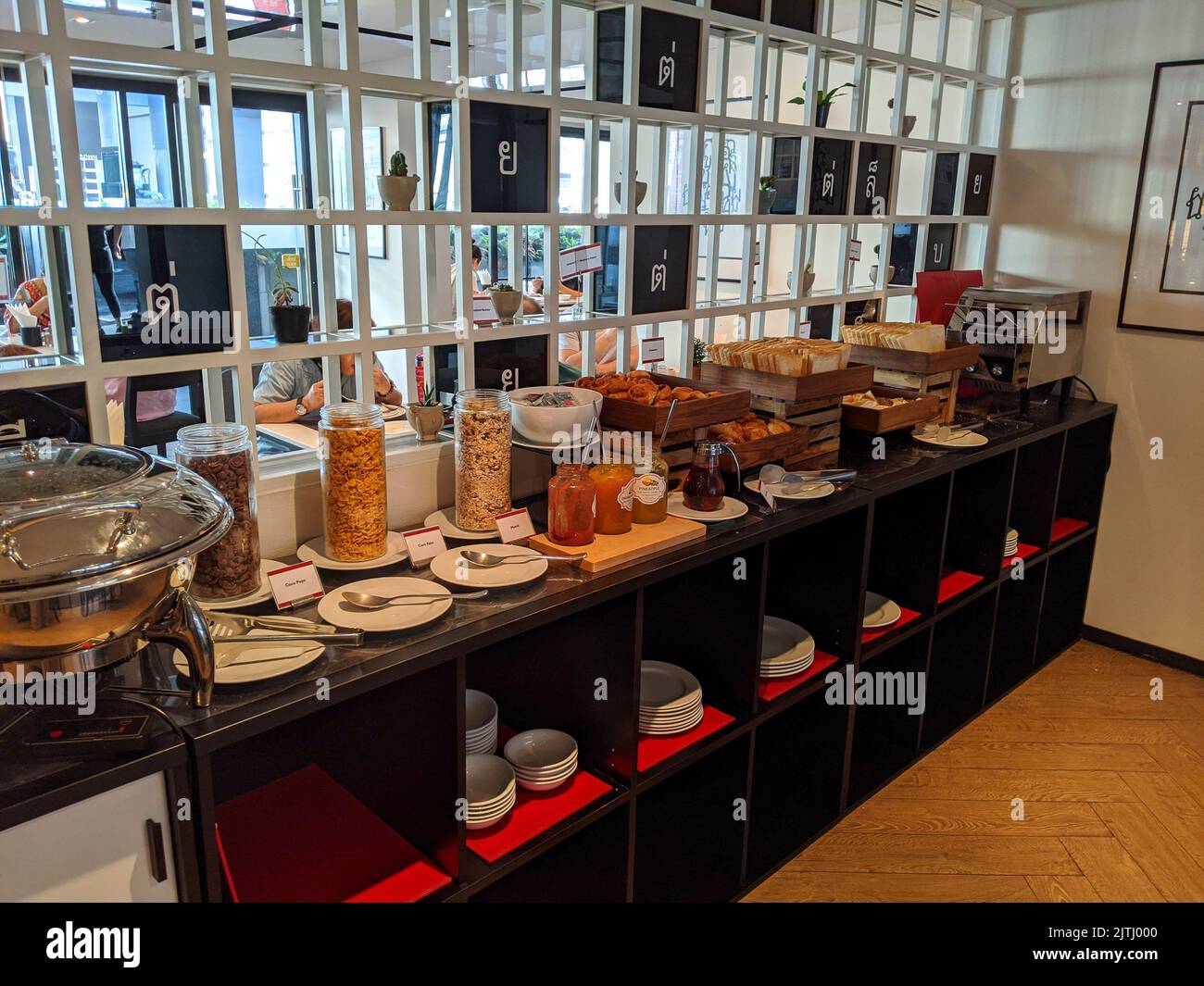 Speisen und Getränke werden im Buffetbereich der Business Lounge im Bangkok International Airport, Thailand, angeboten. Stockfoto