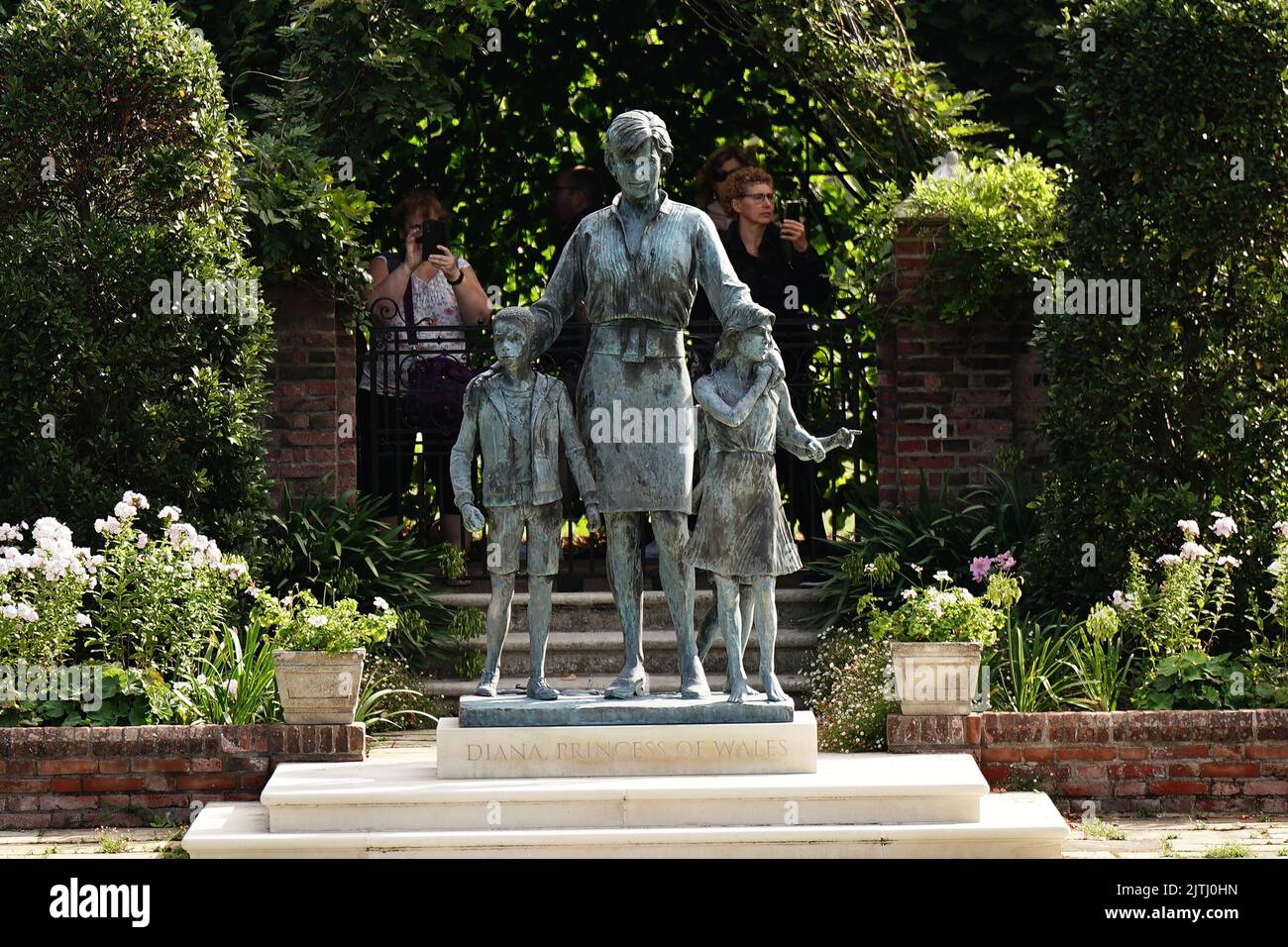 Die Statue der Prinzessin Diana im versunkenen Garten vor dem