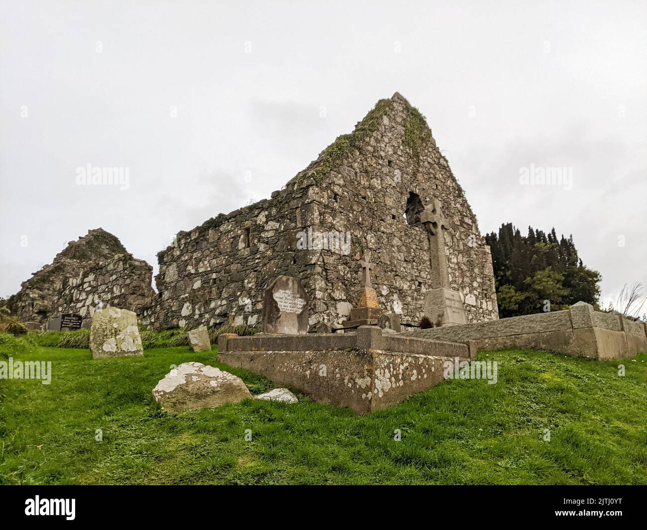 Ruinen alter Kirchengebäude auf dem Friedhof von Loughinisland, County Down, Nordirland. Stockfoto