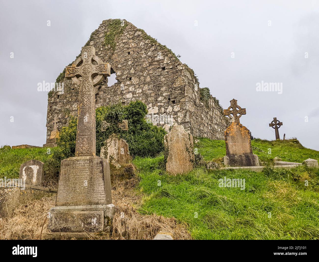 Ruinen alter Kirchengebäude auf dem Friedhof von Loughinisland, County Down, Nordirland. Stockfoto