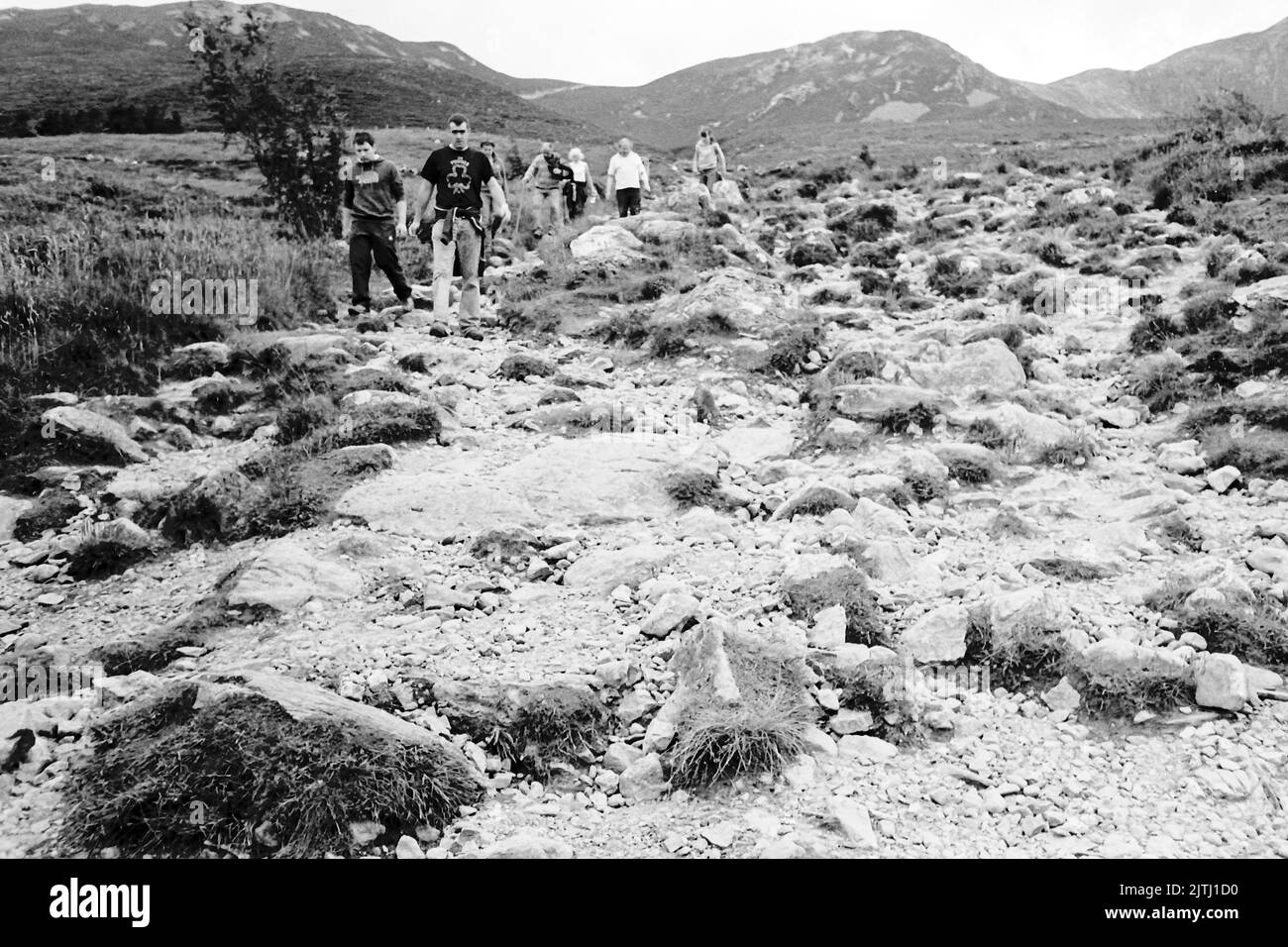 Schwarz-Weiß-Filmaufnahmen von „Reek Sunday“, einer aufrührenden Pilgerfahrt auf Croagh Patrick, Grafschaft Mayo, jedes Jahr am letzten Sonntag im Juli, um den Ort zu besuchen, an dem sich der heilige Patrick 40 Tage lang aufhielt und von dem er angeblich die Eidechsen und Schlangen aus Irland verbannt haben soll. Stockfoto