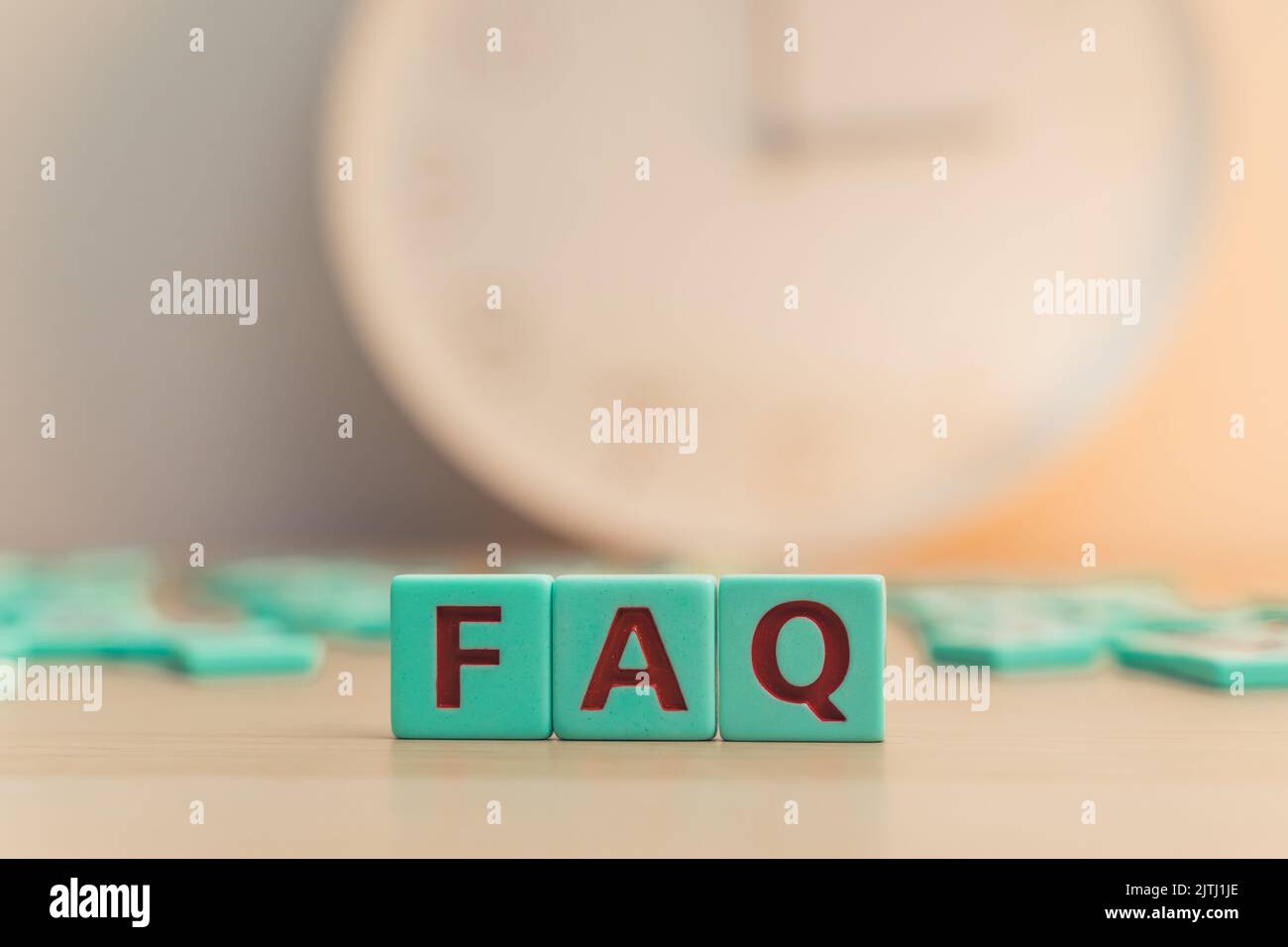 Die FAQ aus kleinen bunten Scrabble-Buchstaben. . Hochwertige Fotos Stockfoto