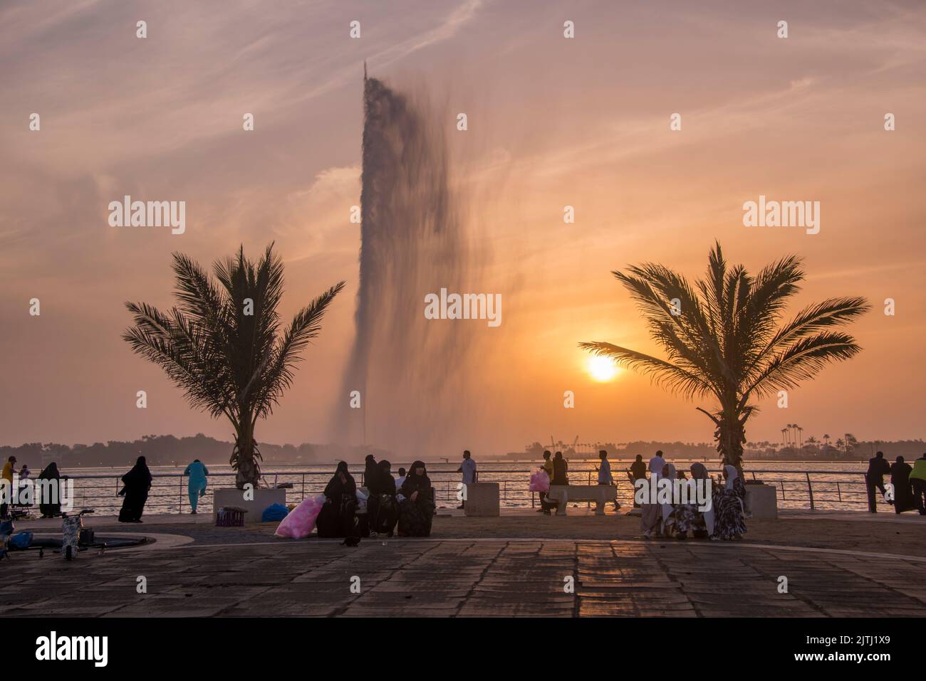 Corniche Park bei Sonnenuntergang mit Menschen und König Fahds Brunnen Jeddah Saudi-Arabien Stockfoto