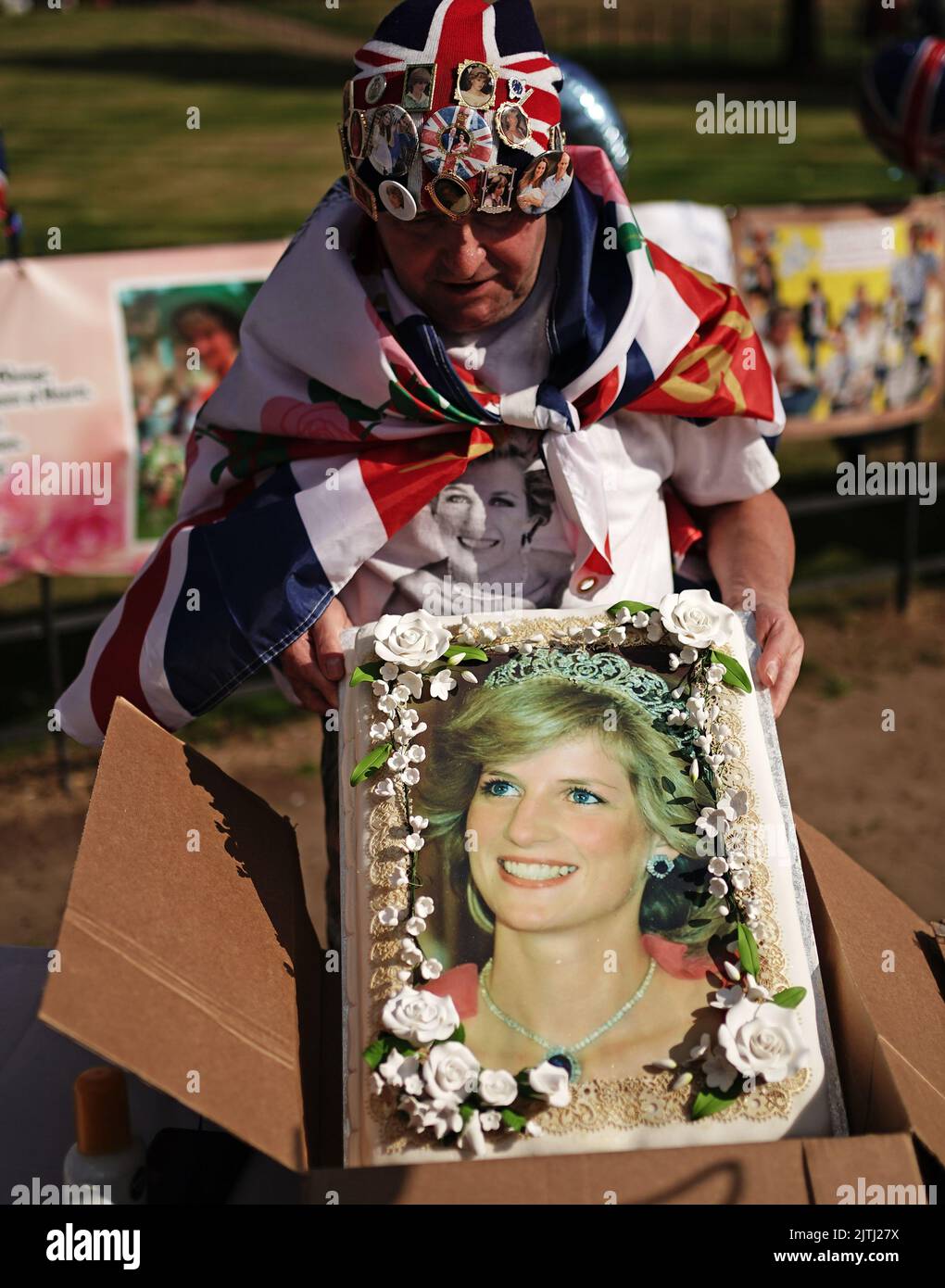 Königliche Fans vor dem Kensington Palace, London, dem ehemaligen Wohnsitz von Diana, Prinzessin von Wales, zum 25.. Todestag. Bilddatum: Mittwoch, 31. August 2022. Stockfoto