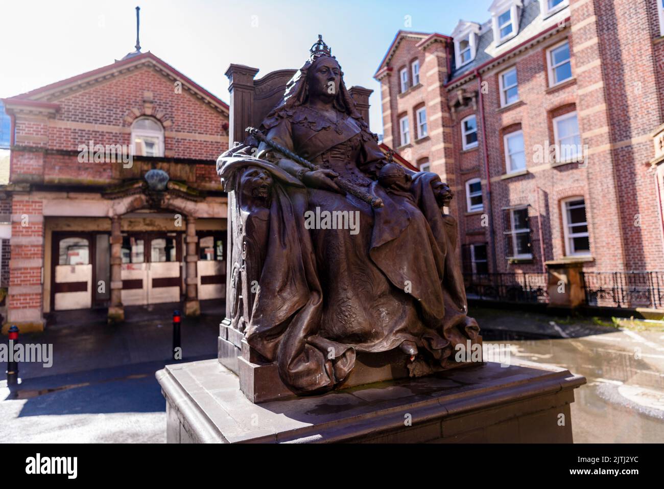 Bronze Statue von Queen Victoria außerhalb des Royal Victoria Hospital Stockfoto