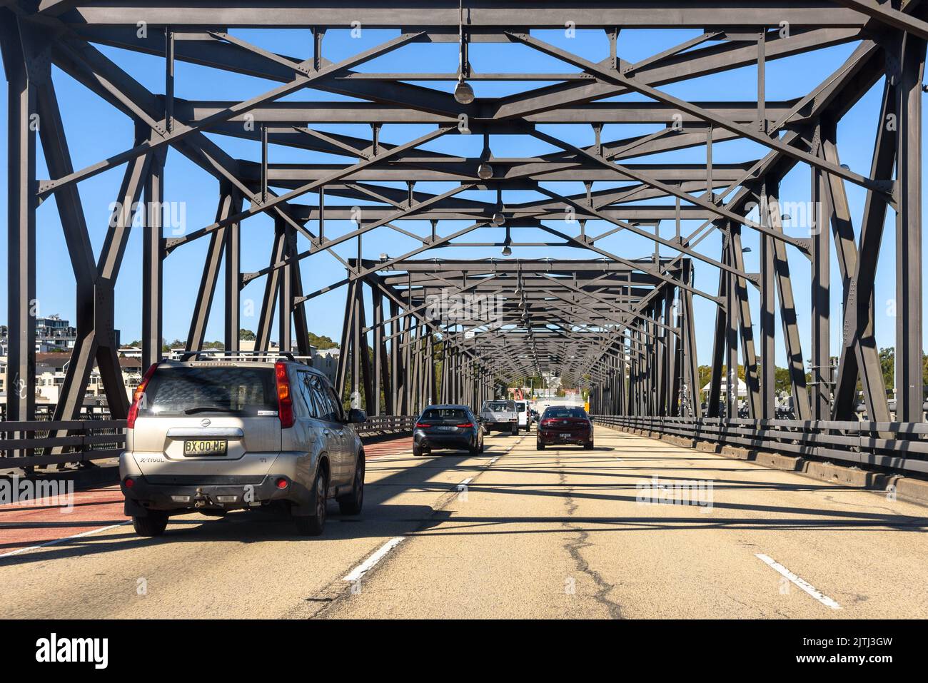Ostverkehr auf der alten Iron Cove Bridge in Sydney, Australien Stockfoto