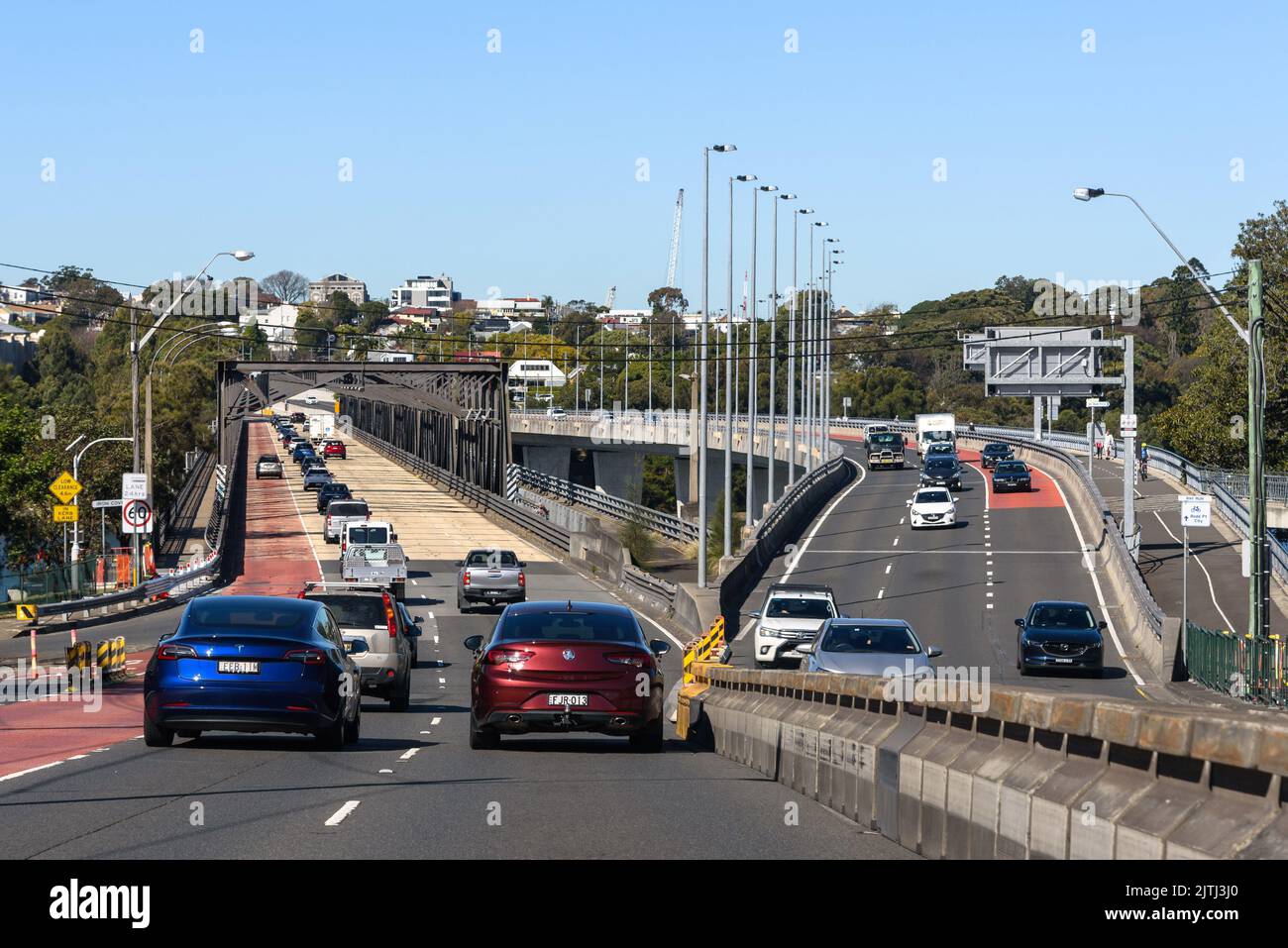 Fahrzeuge auf den Iron Cove Bridges in Sydney, Australien Stockfoto