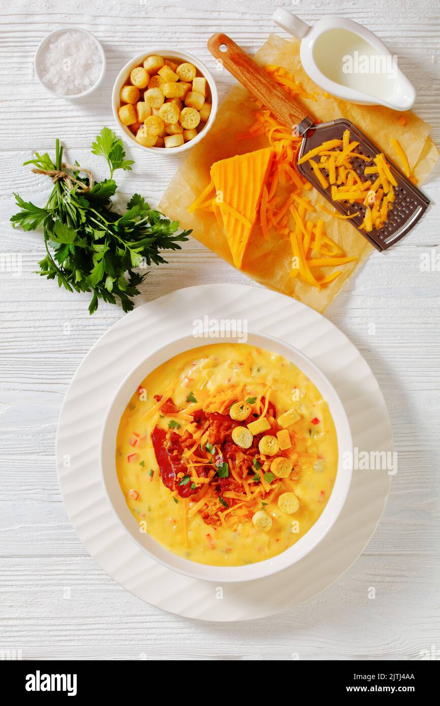 Herzhafte, cremige Kürbissuppe mit gebratenem Speck, geschreddertem ...