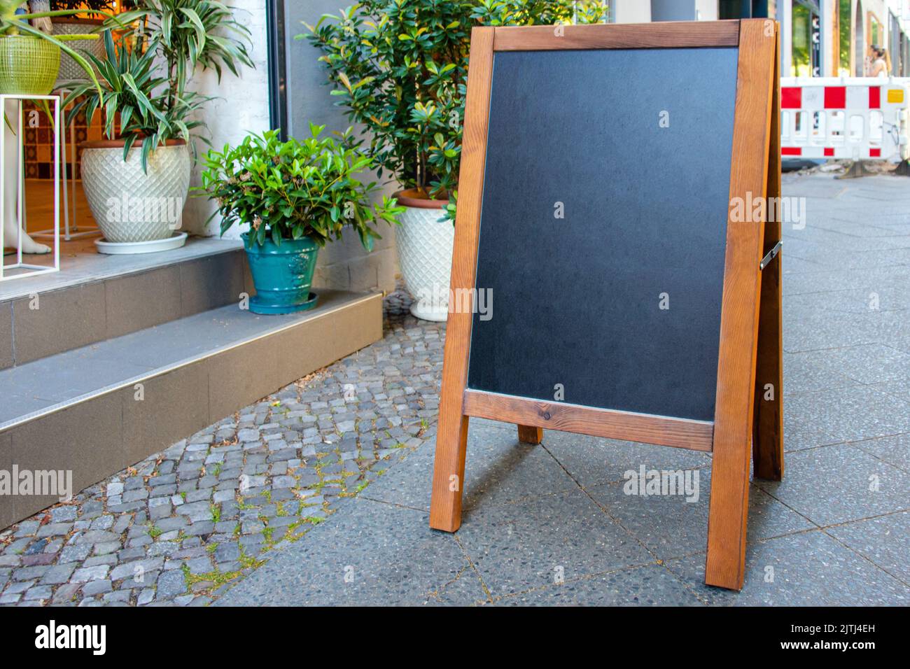 Leeres Schild oder Menuboard am Eingang des Restaurants oder Blumenladens. Café-Menü auf der Straße. Tafel Schild Mockup, Schild, f Stockfoto