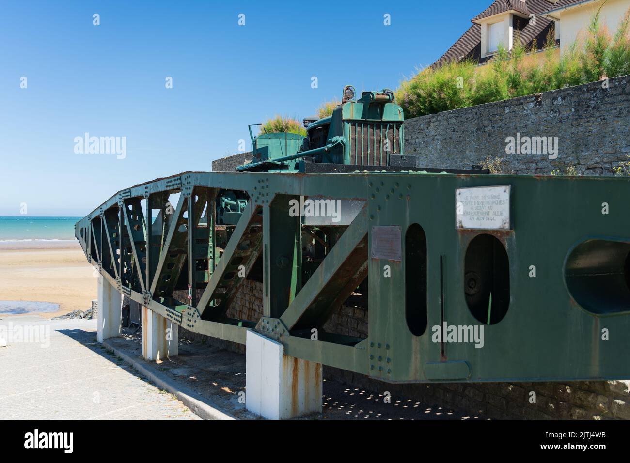 Die Überreste des Hafens von Mulberry sind in Arromanches-les-Bains in der Normandie ausgestellt Stockfoto
