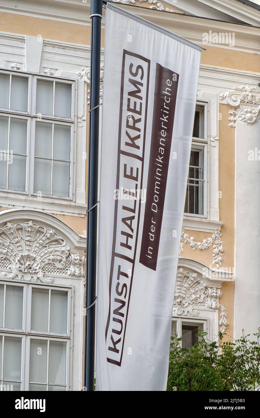 KREMS, ÖSTERREICH - 13. JULI 2019: Bannerschild für die Kunsthalle Krems vor der Dominikanerkirche Krems, die jetzt eine Ausstellung sp Stockfoto