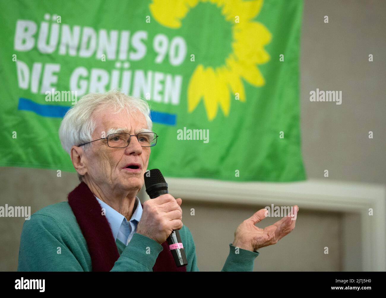 Berlin, Deutschland. 11. März 2017. Bundestagsabgeordneter Hans-Christian Ströbele (Bündnis 90/die Grünen) spricht während der Mitgliederversammlung seiner Partei, um am 11. März 2017 in Berlin Kandidaten für die Wahlbezirke Friedrichshain/Kreuzberg und Prenzlauer Berg-Ost zu nominieren. Bild: Picture Alliance/Soeren Stache/dpa/Alamy Live News Stockfoto