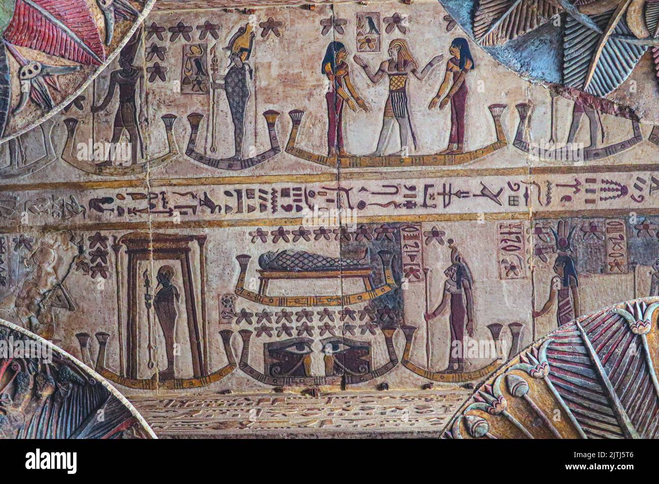 Farbenfrohe pharaonische Schnitzereien an der Decke des Khnum-Tempels in Esna, Luxor, Ägypten Stockfoto